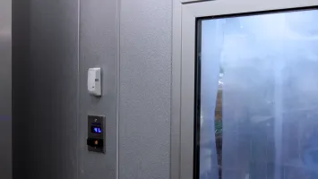 Sensor und Temperaturanzeige an einer Kühlraumtür ermöglichen Fernüberwachung im Unternehmen in temperaturkritischen Bereichen.