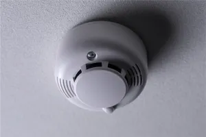 Zuverlässiger Rauchmelder für Brandschutz Ein moderner Rauchmelder ist an einer weißen Decke montiert und bietet frühzeitige Warnung bei Rauchentwicklung zur Erhöhung der Sicherheit.