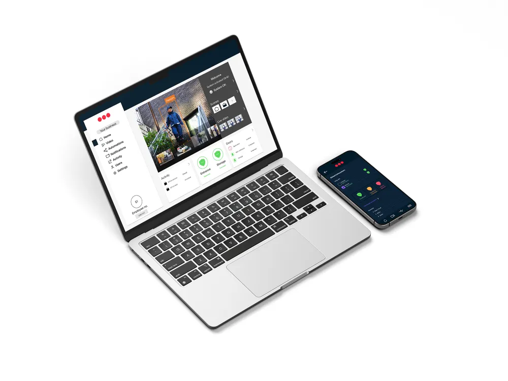 DE Securitas Connect Mockup PC Phone small Darstellung der Securitas App auf verschiedenen Endgeräten wie Smartphone und Desktop. Die Benutzeroberfläche zeigt Funktionen wie Kamerazugriff, Alarmauswertung, Steuerung von Türen und Thermostaten – eine zentrale Lösung für smarte Sicherheit rund um die Uhr.