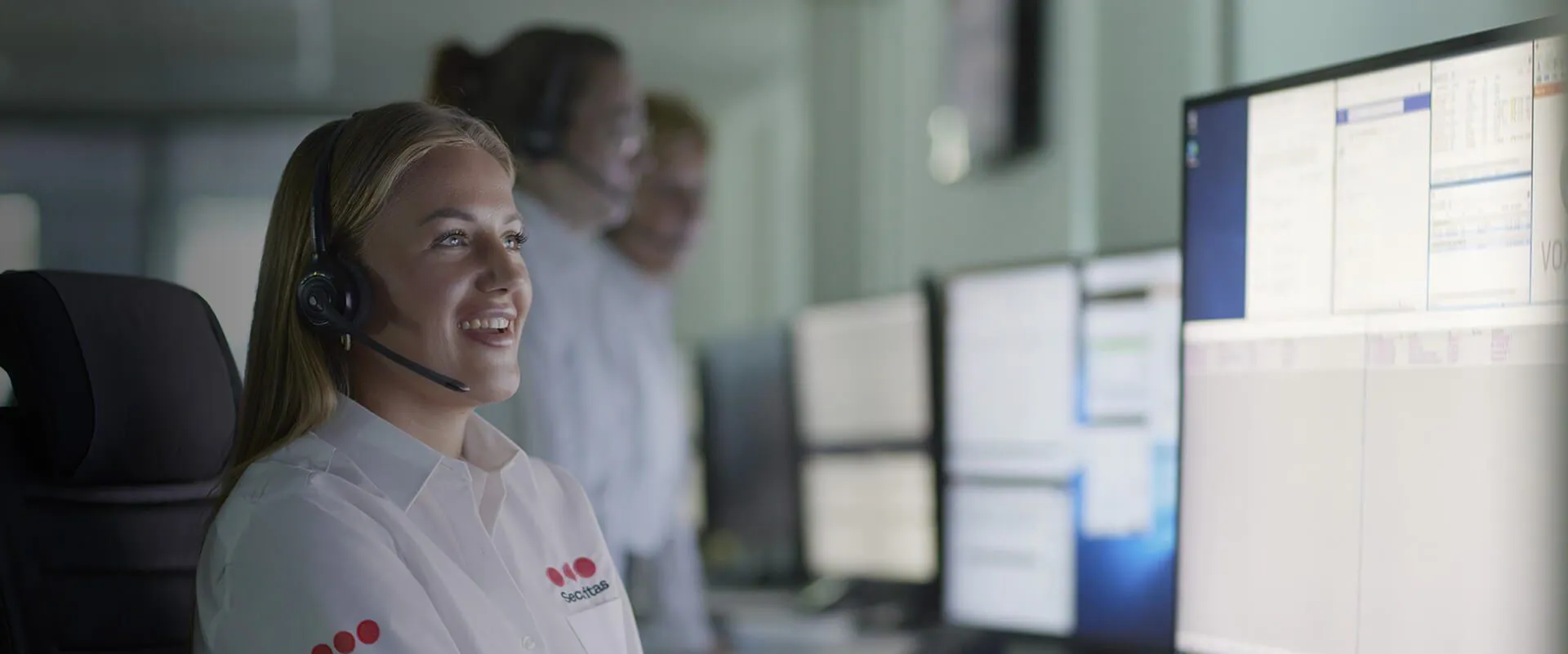 Sicherheitsleitstelle mit mehreren Bildschirmen zur Live-Überwachung von Objekten